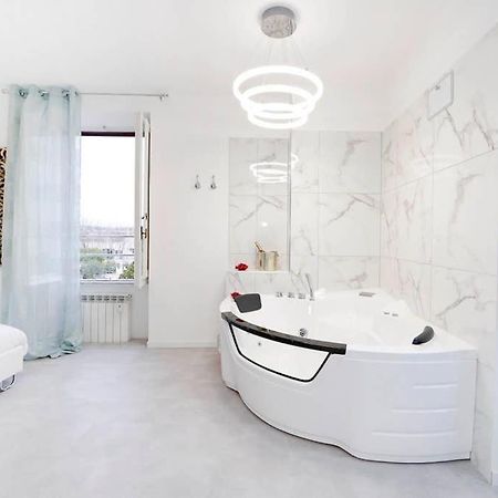 White Panoramic Jacuzzi Suite Trastevere - Top Collection Rome Bagian luar foto