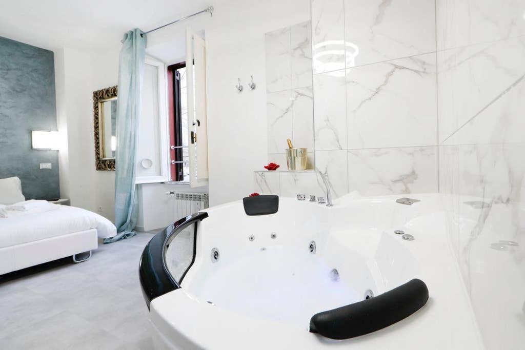 White Panoramic Jacuzzi Suite Trastevere - Top Collection Rome Bagian luar foto
